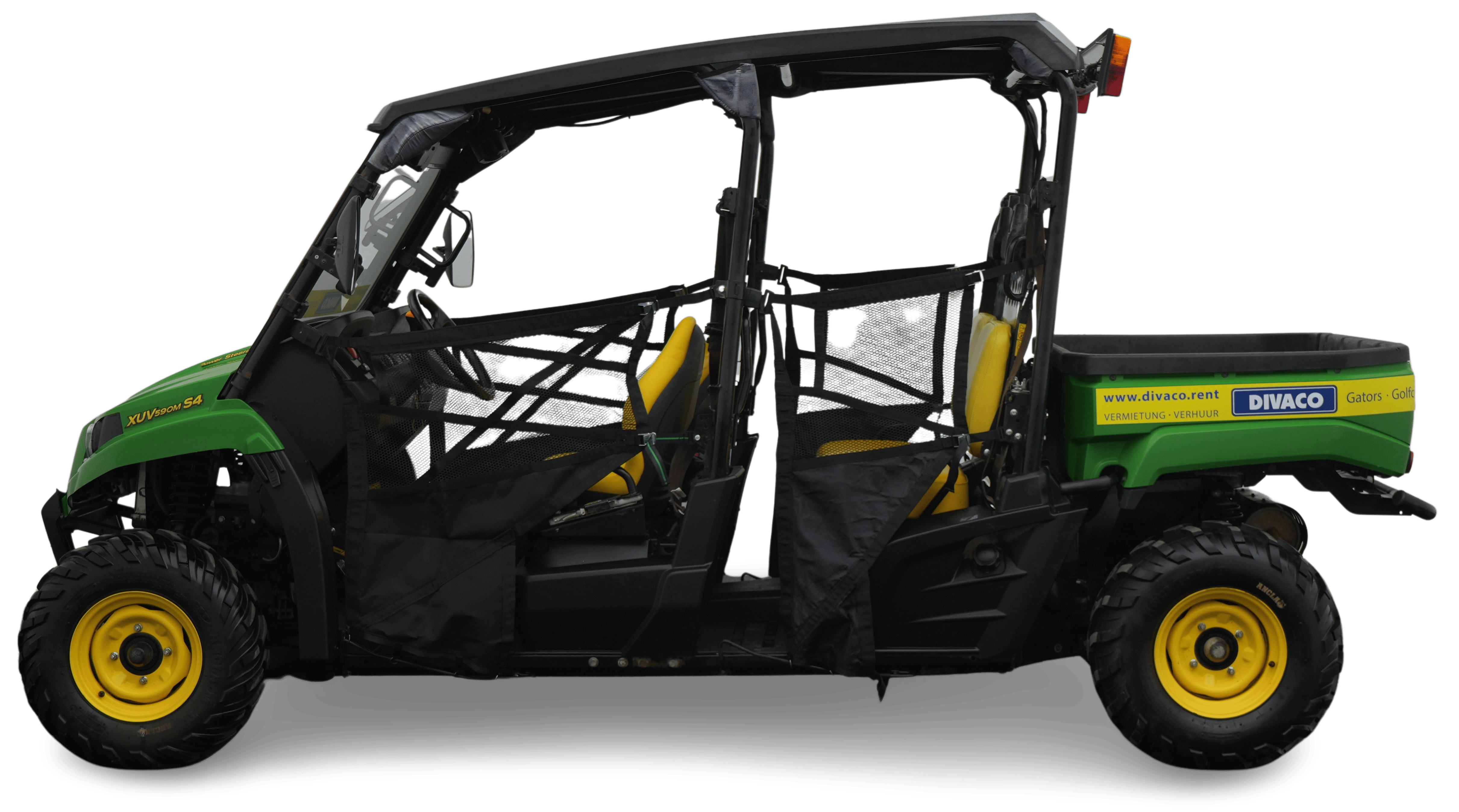 John Deere Gator 4x4 brandstof werkvoertuig met kenteken en trekhaak op bouwplaats – gator-huren.nl