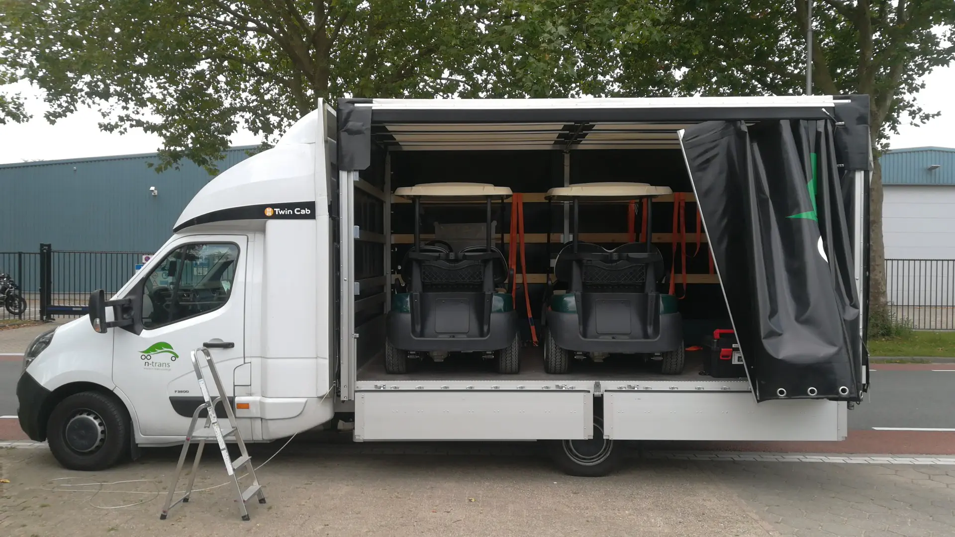 Levering en ophalen van gehuurde gators, offroadvoertuigen en golfkarren op evenementen in Europa