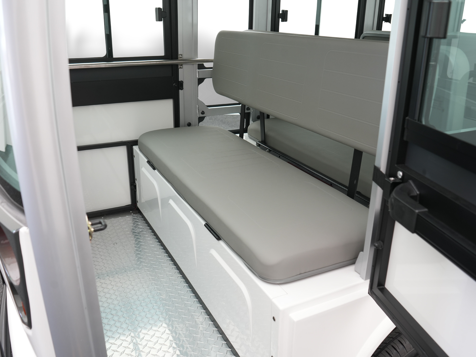 divaco-shuttlebus-personenbeforderung-transport-14-sitzer-zitplaatsen.png